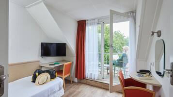 Basic Single Room | Premium bedding, desk, laptop workspace, soundproofing