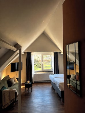 Junior Room | Premium bedding, desk, laptop workspace, soundproofing