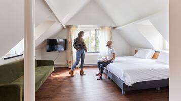 Junior kamer | Luxe beddengoed, een bureau, een laptopwerkplek, geluiddichte muren