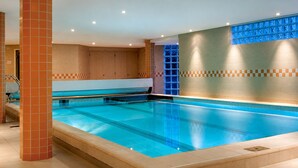 Indoor pool, open 9:00 AM to 10:00 PM, free cabanas, pool umbrellas - Paping Hotel & Spa by Flow (Ommen)