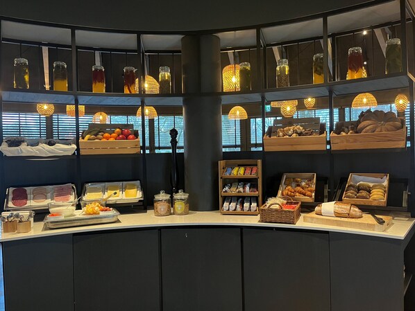 Tägliches Frühstücksbuffet (17.50 EUR pro Person)