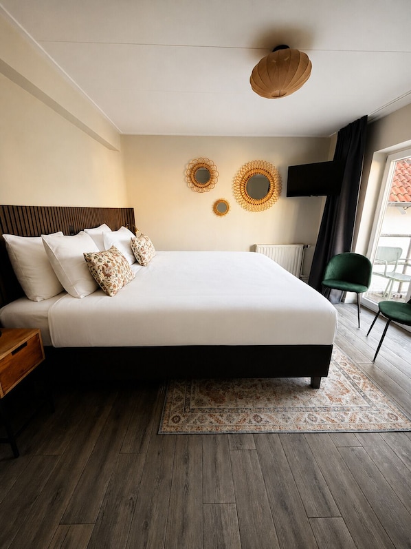 Habitación superior, balcón | Ropa de cama de alta calidad y escritorio 