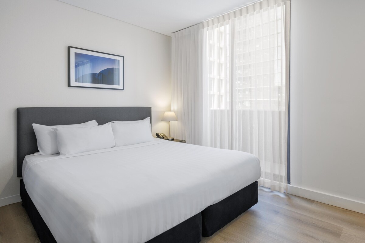 Ropa de cama de alta calidad, escritorio, cortinas opacas
