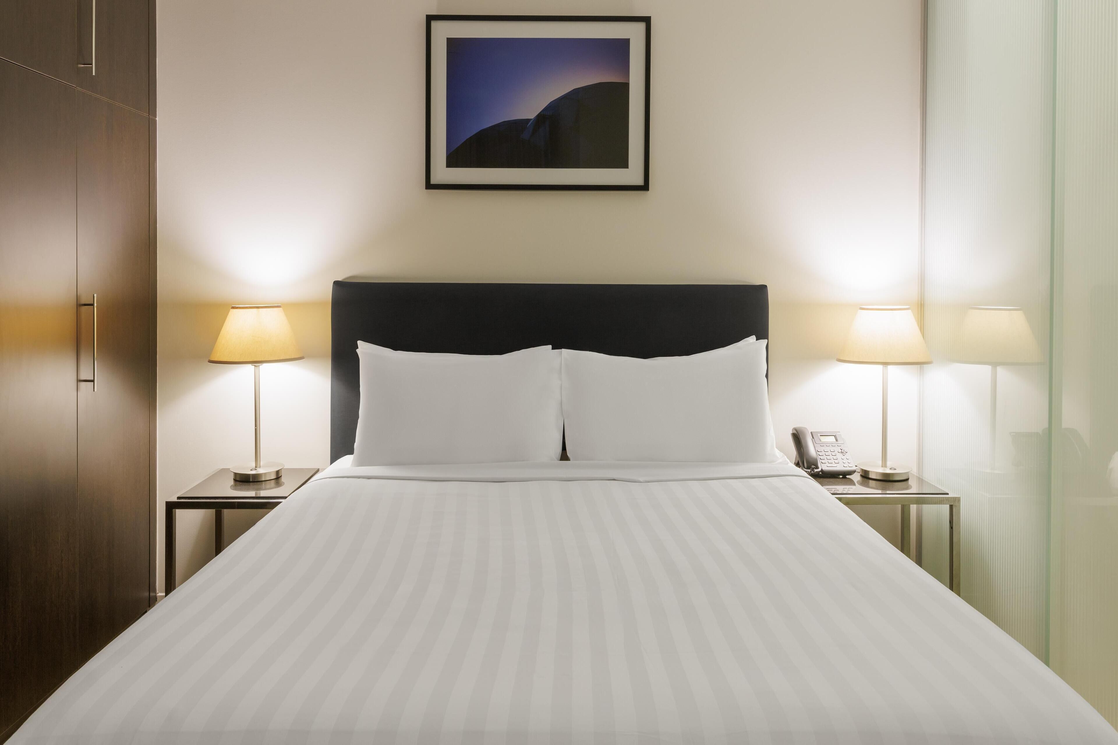 Luxe beddengoed, een bureau, verduisterende gordijnen