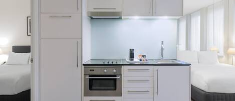 Frigorifero, microonde, macchina per tè/caffè, bollitore elettrico