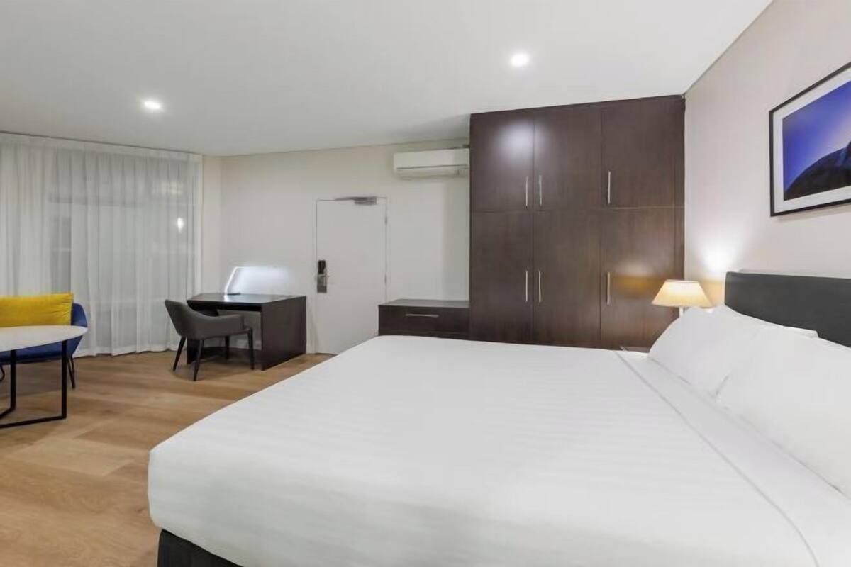 Ropa de cama de alta calidad, escritorio, cortinas opacas