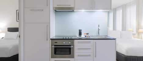 Refrigerador, microondas, cafetera y tetera y tetera eléctrica