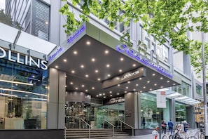 Premium bedding, desk, blackout curtains, soundproofing - Oaks Melbourne on Collins Suites (Melbourne)