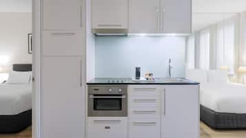 Kühlschrank, Mikrowelle, Wasserkocher mit Kaffee-/Teezubehör