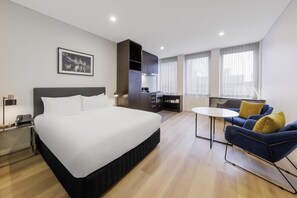 Premium bedding, desk, blackout drapes, soundproofing - Oaks Melbourne on Collins Suites (Melbourne)