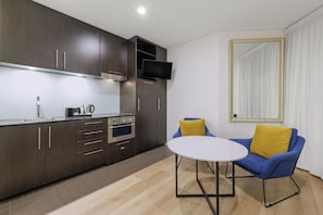 Fridge, microwave, coffee/tea maker, electric kettle - Oaks Melbourne on Collins Suites (Melbourne)