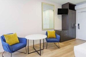 Hochwertige Bettwaren, Schreibtisch, Verdunkelungsvorhänge