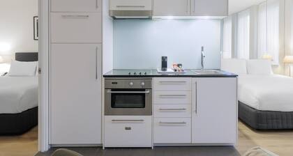 Oaks Melbourne on Collins Suites