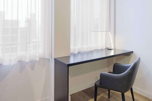 Luxe beddengoed, een bureau, verduisterende gordijnen