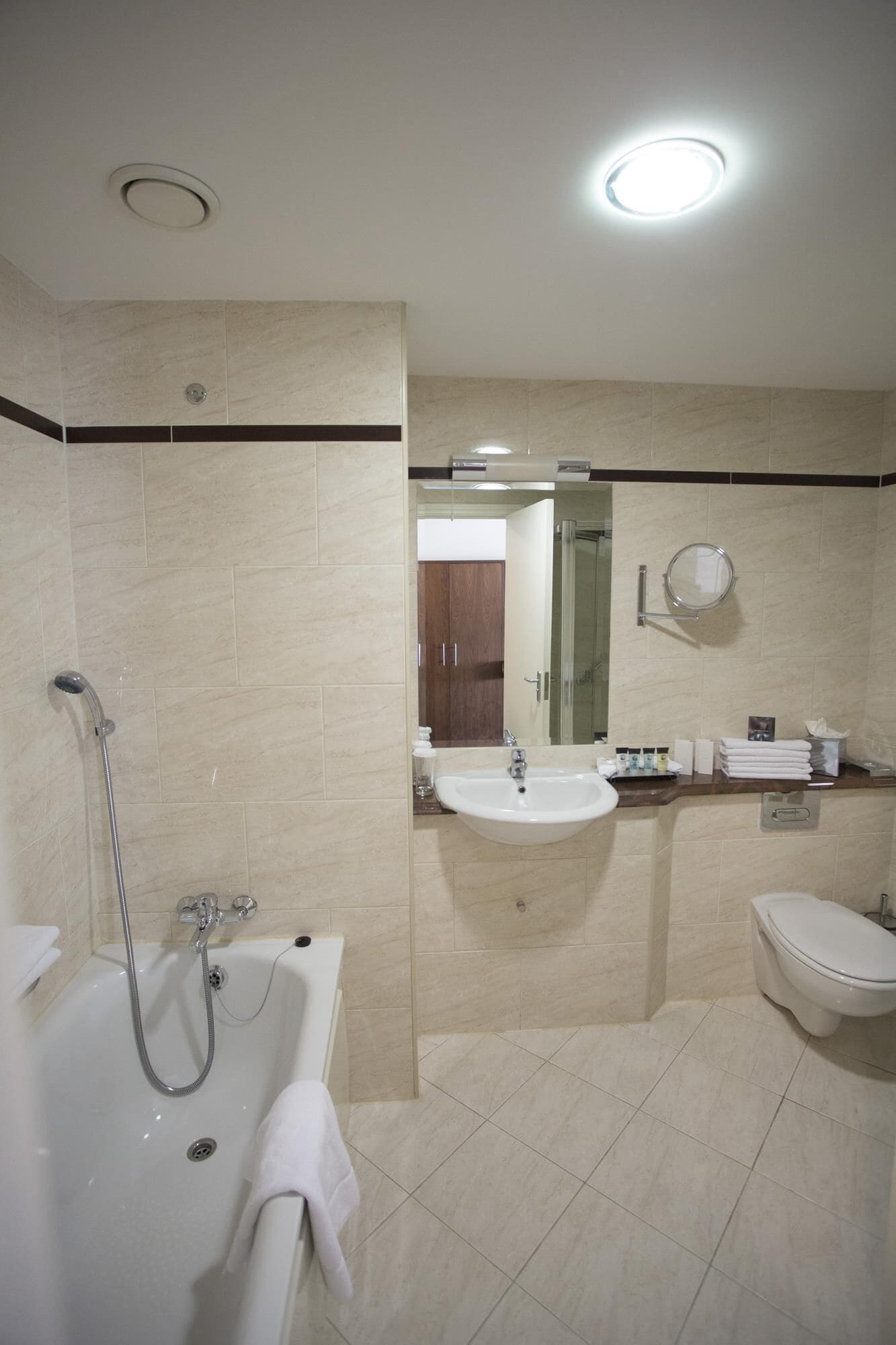 Une salle de bain moderne avec une baignoire, un lavabo et des toilettes.