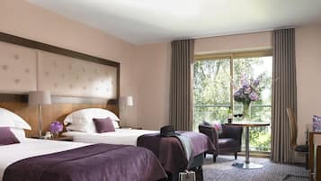 Een kluis op de kamer, een bureau, een strijkplank/strijkijzer