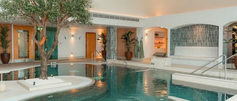 Couples treatment rooms, sauna, spa tub, steam room, body treatments