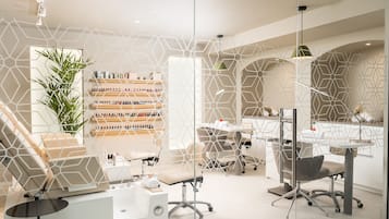 Couples treatment room(s), sauna, hot tub, steam room, body treatments