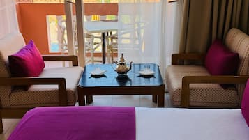 Minibar, coffres-forts dans les chambres, bureau, rideaux occultants