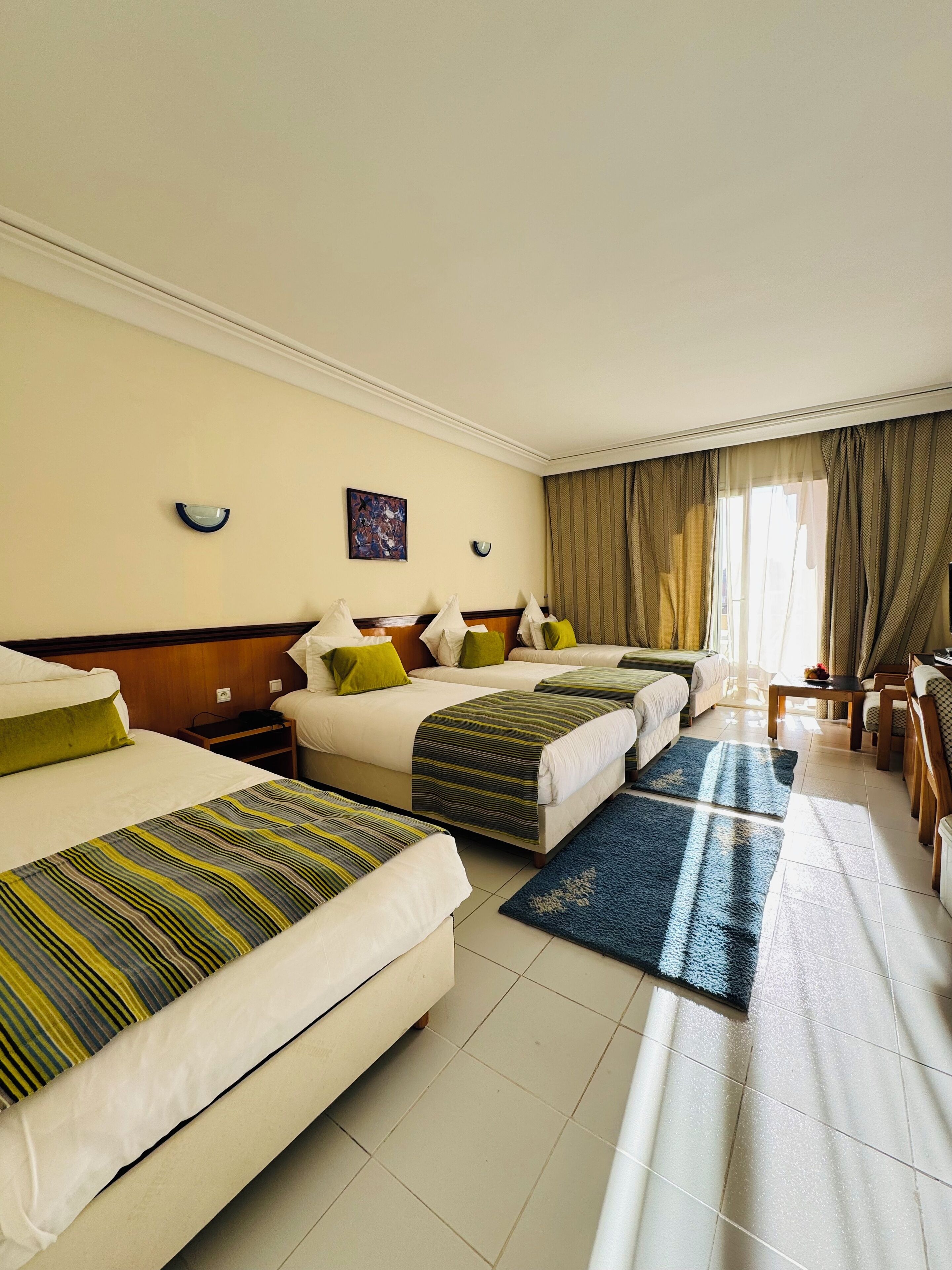 华丽四人房, 无烟房, 城市景观 | 迷你吧、客房内保险箱、办公桌、遮光窗帘