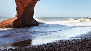 A natural rock formation arching over a beach. - Hotel Idou Tiznit (Tiznit)