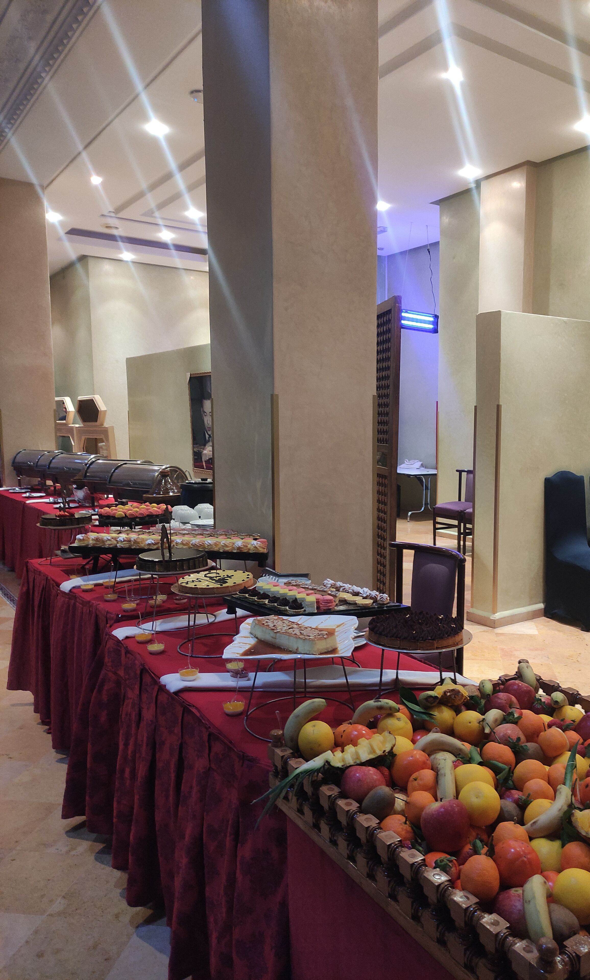 Un buffet proposant une variété de plats et une présentation attrayante de fruits.