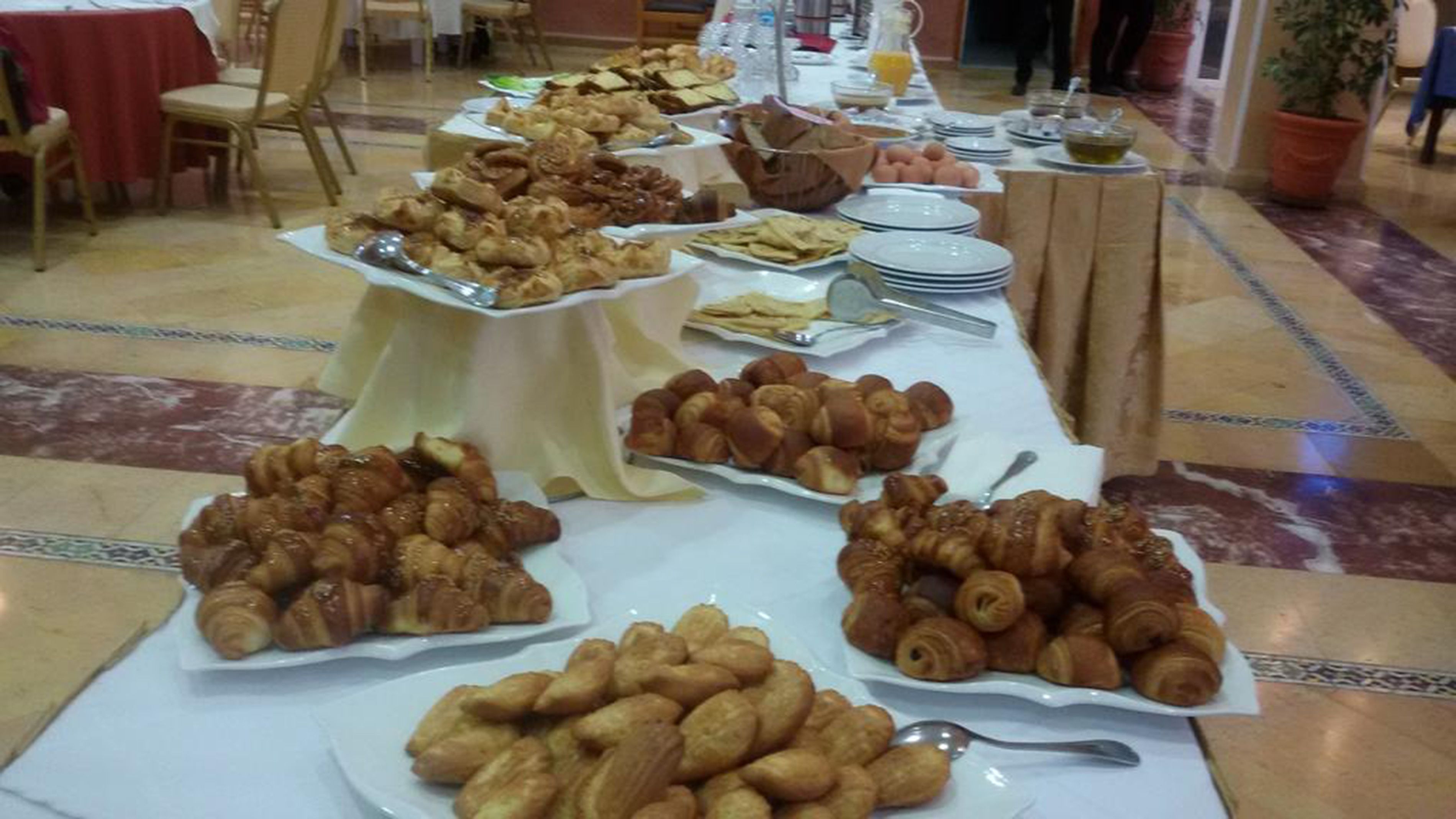 Tägliches Frühstücksbuffet (5 EUR pro Person)