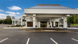A modern building with a covered entrance and a parking lot. - Quality Inn Emporia (Emporia)