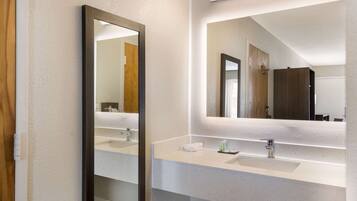 Ducha y bañera combinadas y artículos de higiene personal gratuitos