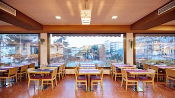 Se sirven desayunos, almuerzos y cenas (con vistas al jardín)