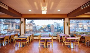 Breakfast, lunch, dinner served; garden views  - Hotel Samba (Lloret de Mar)