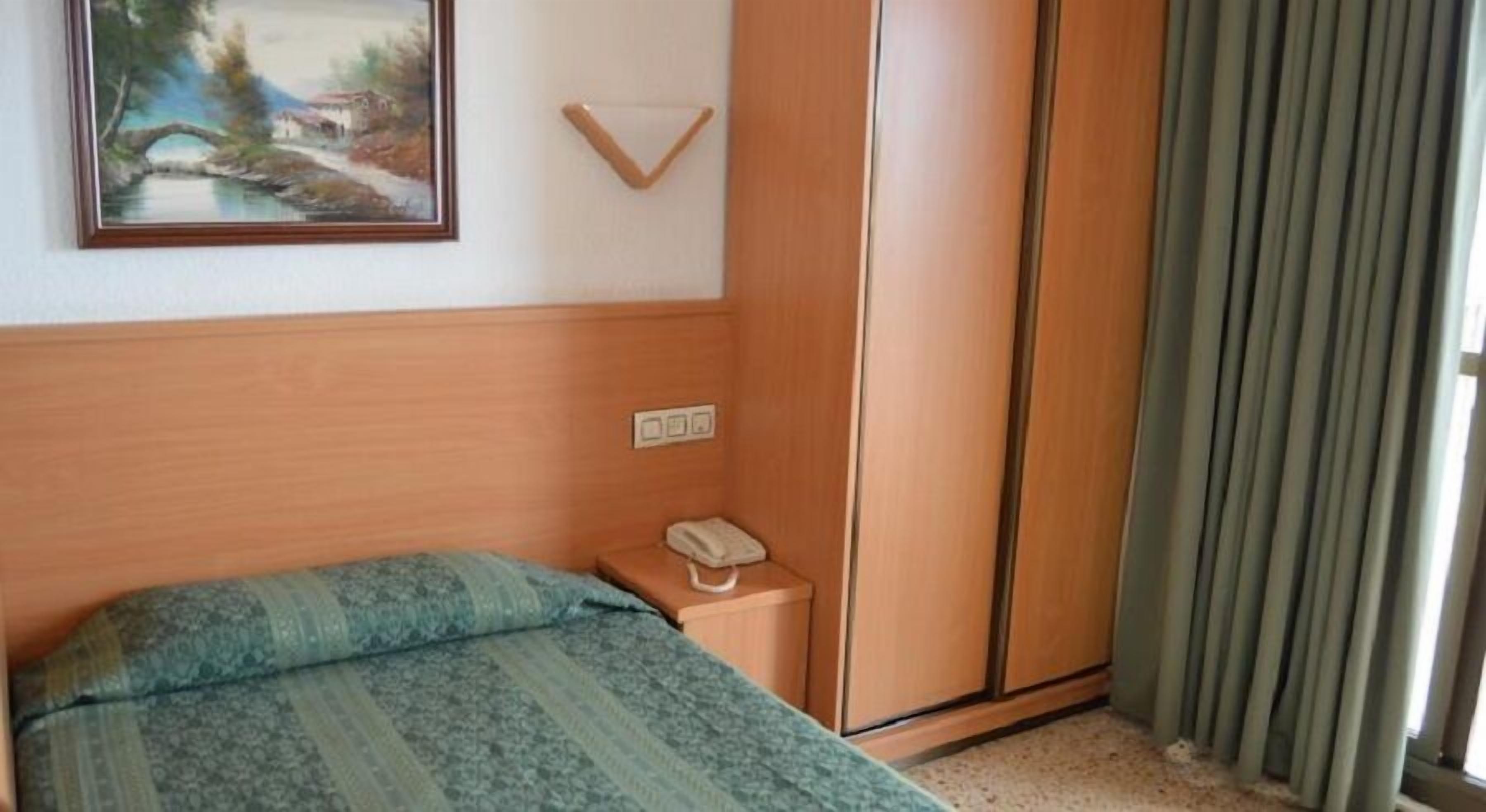 Coffres-forts dans les chambres, bureau, Wi-Fi gratuit, draps fournis