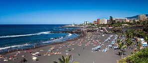 Playa en los alrededores y playa de arena negra 