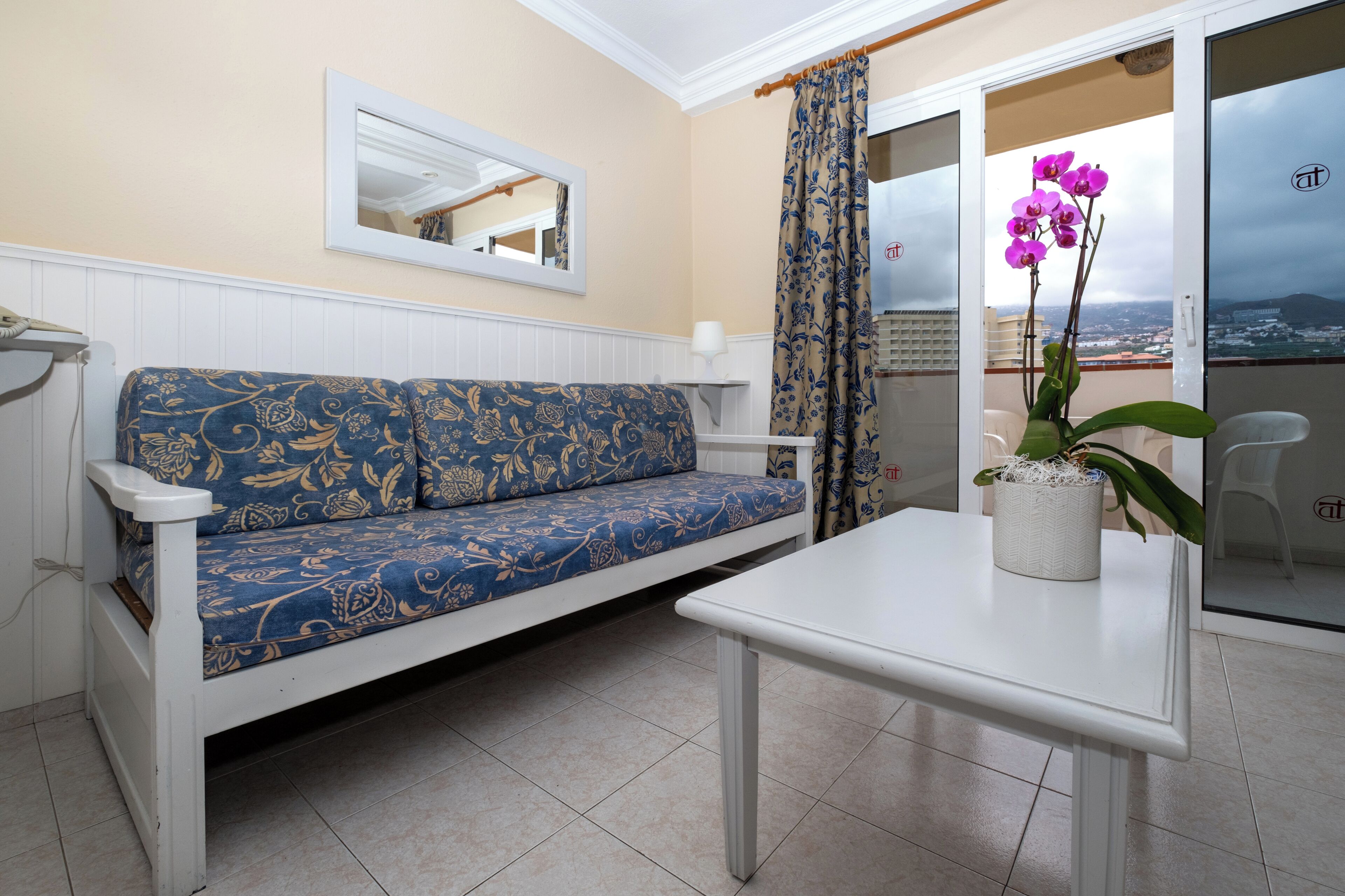 1 Schlafzimmer, kostenlose Babybetten, Bettwäsche