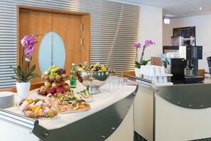 Päivittäinen buffetaamiainen (15.50 EUR per henkilö)