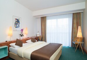 Allergiatestatut vuodevaatteet, tallelokero huoneessa, työpöytä