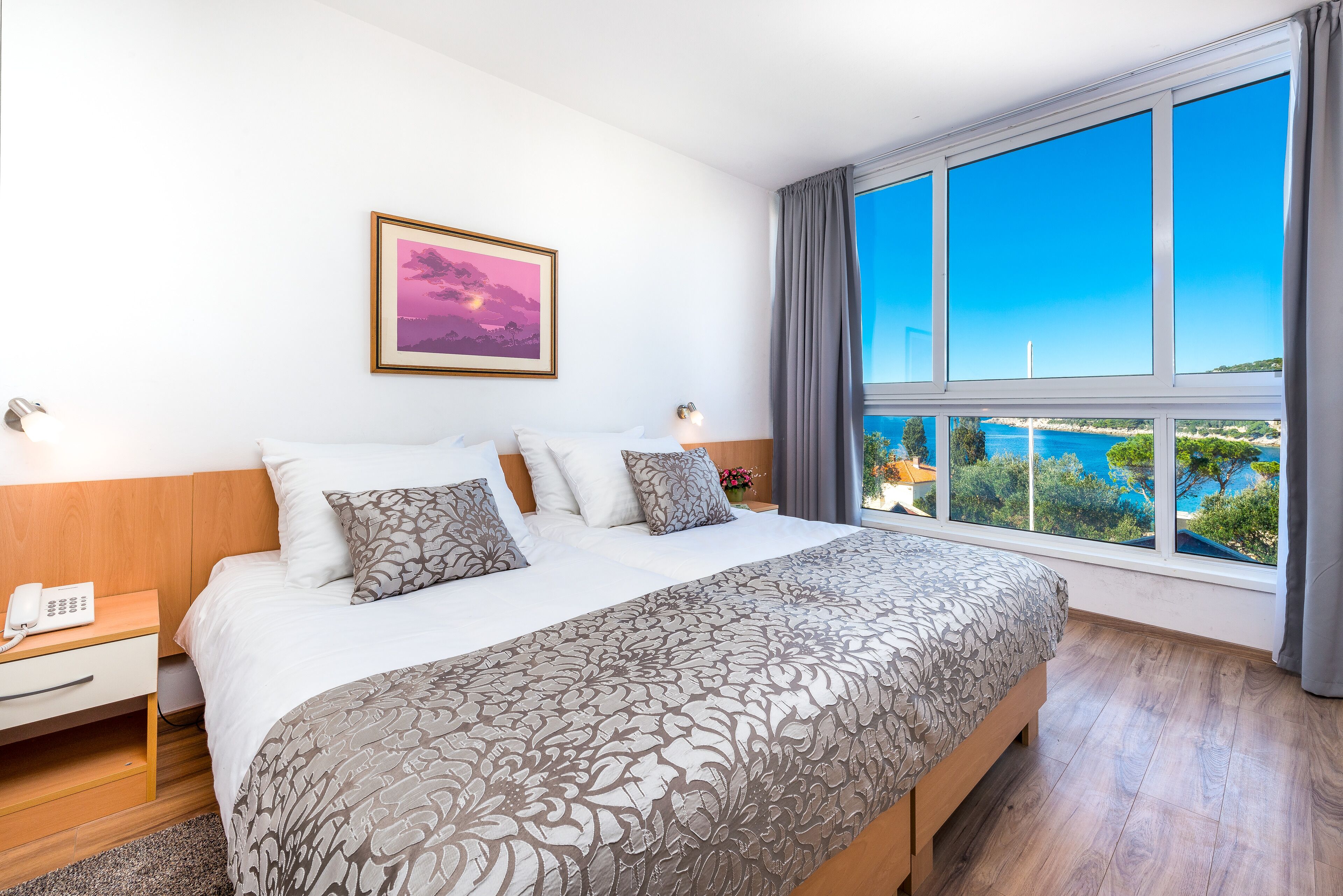 Phòng 3 Tiêu chuẩn, quang cảnh biển | Bàn, màn/rèm cản sáng, nôi (giường cho trẻ sơ sinh) miễn phí 