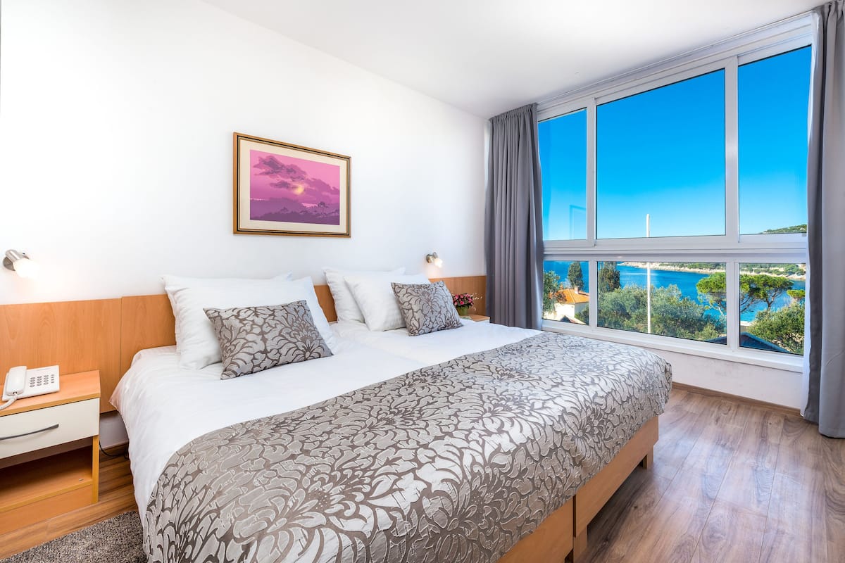 Kamar Triple Standar, pemandangan laut | Meja kerja, tirai kedap cahaya, dan tempat tidur bayi gratis