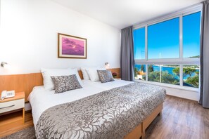 Quarto triplo standard, vista para o mar | Escrivaninha, cortinas blackout, berços grátis