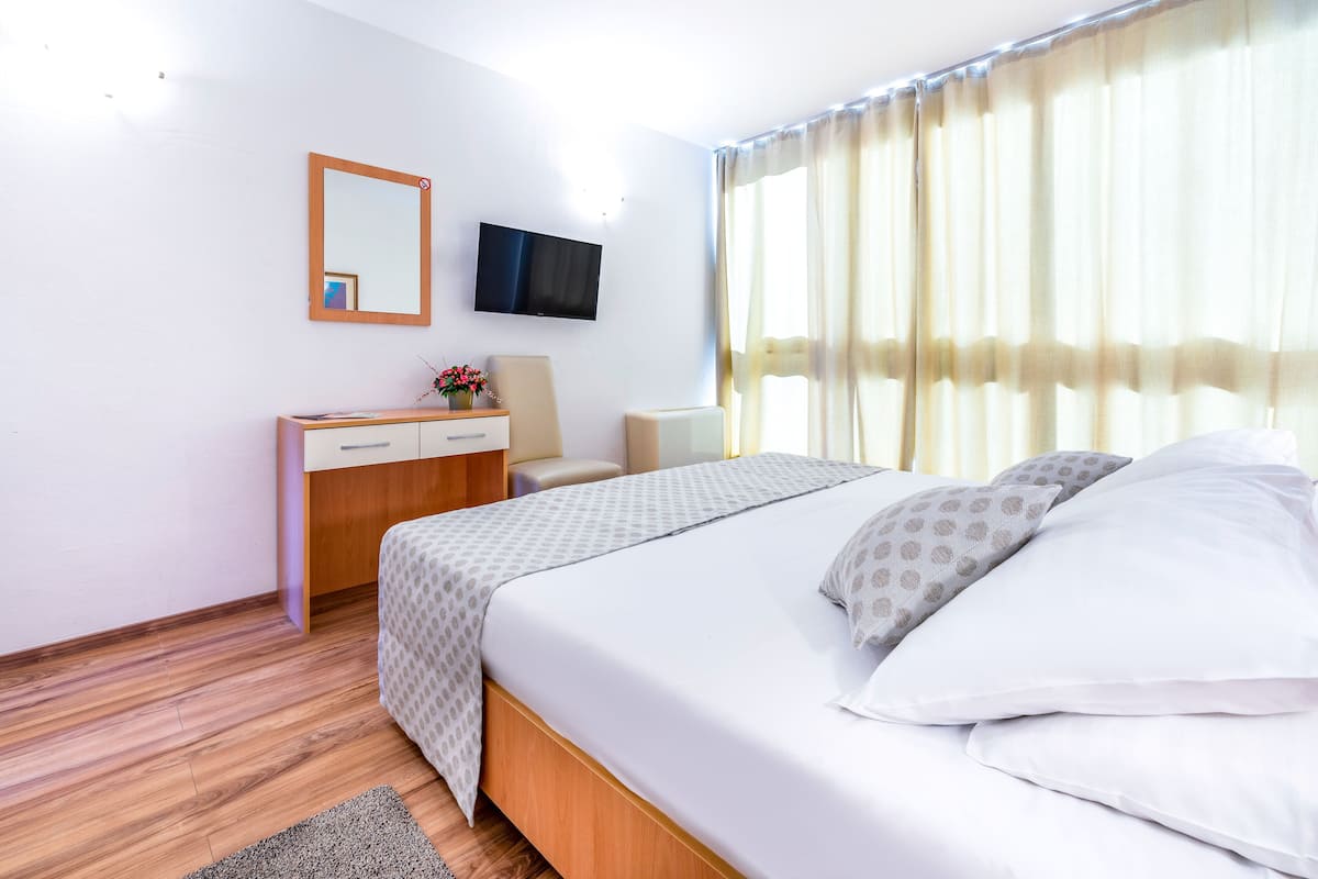 Kamar Double atau Twin Standar | Meja kerja, tirai kedap cahaya, dan tempat tidur bayi gratis