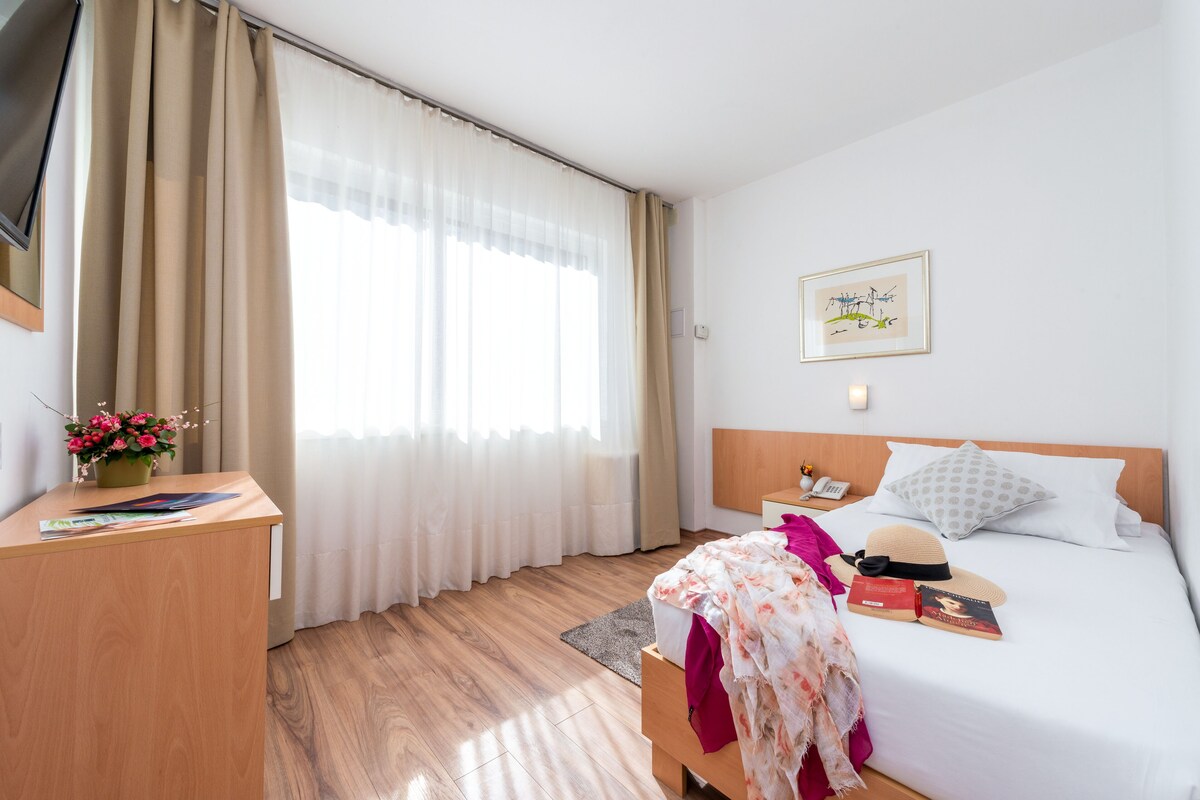 Standard Single Room | Desk, blackout curtains, free cots/infant beds, rollaway beds