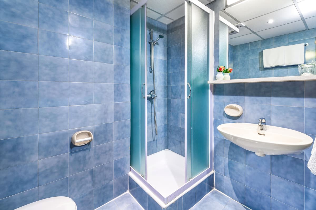 Shower, pancuran hujan, perlengkapan mandi gratis, dan handuk