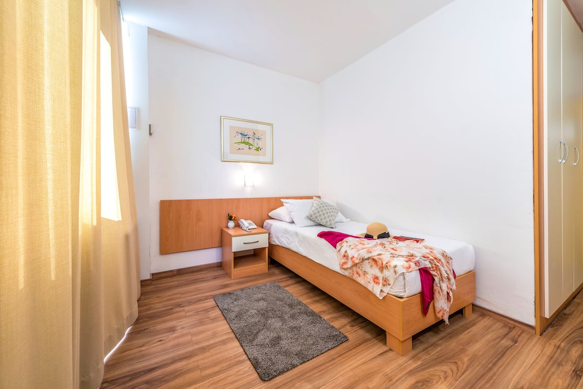 Kamar Single Standar | Meja kerja, tirai kedap cahaya, dan tempat tidur bayi gratis