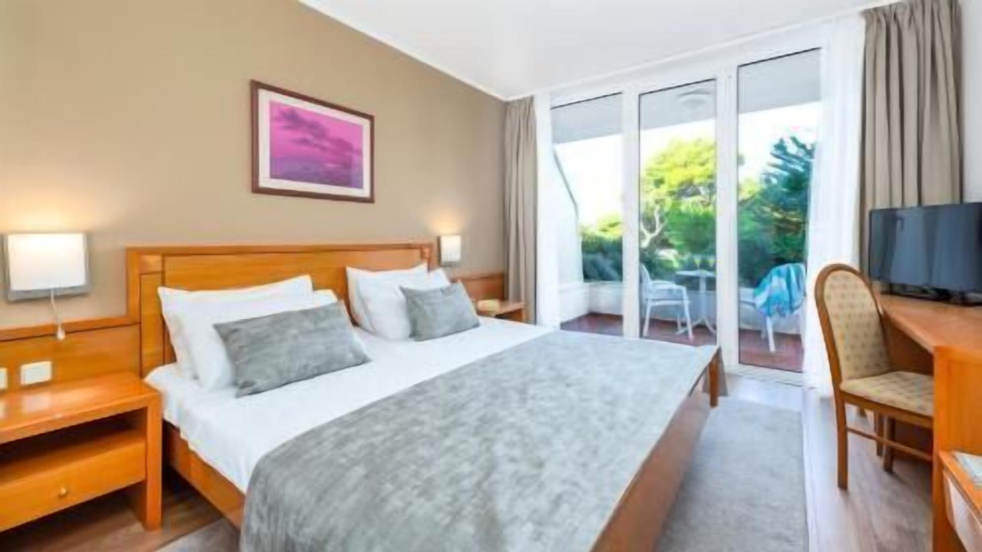 Minibar, escritorio, cunas gratuitas y wifi gratis 