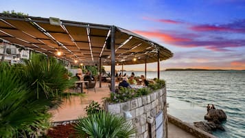 Petit déjeuner, déjeuner et dßner servis sur place