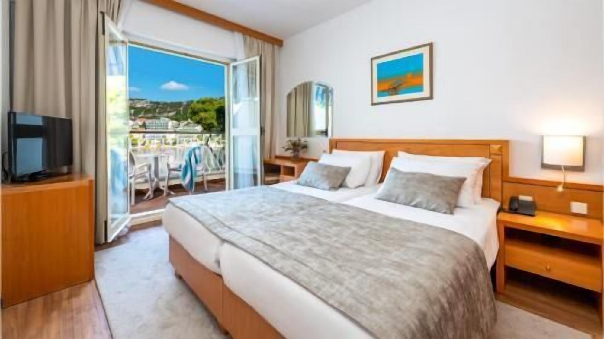 Minibar, escritorio, cunas gratuitas y wifi gratis 