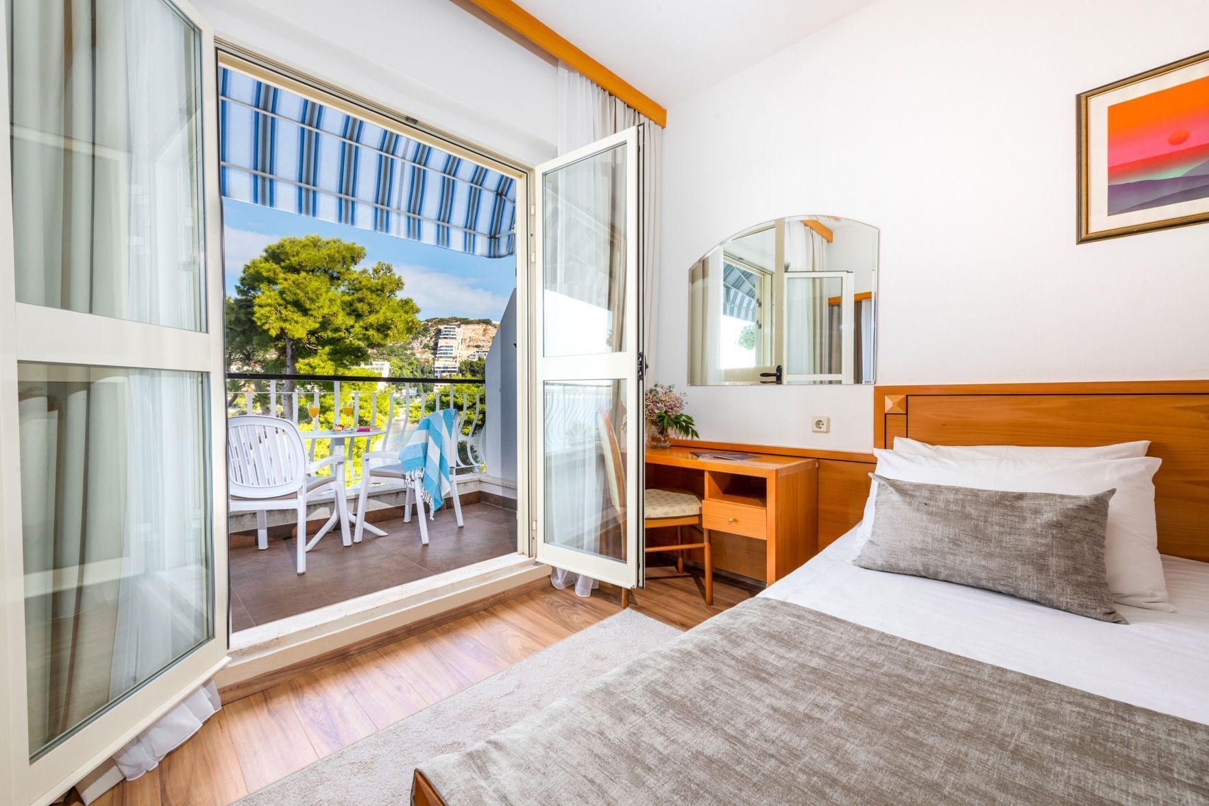 Minibar, escritorio, cunas gratuitas y wifi gratis 