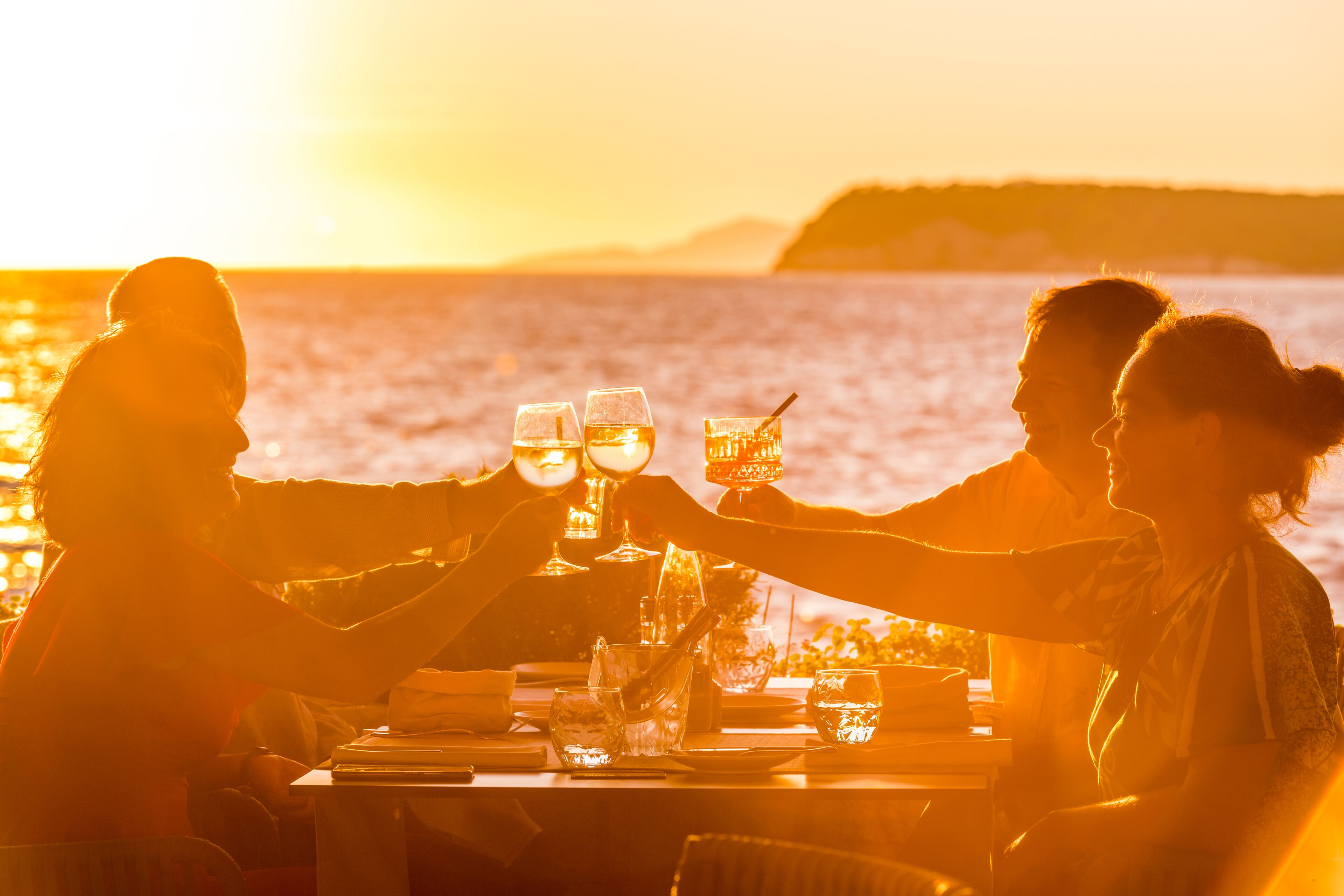 Vista del atardecer con una mesa dispuesta para dos personas.