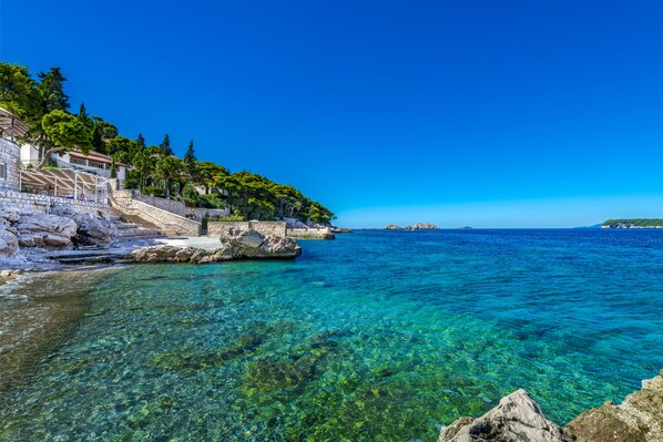 Di pantai, kursi berjemur, payung pantai, dan bar pantai