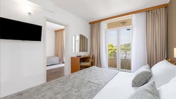 Quarto casal ou duplo, sacada, vista para o mar | Frigobar, escrivaninha, Wi-Fi de cortesia, roupa de cama